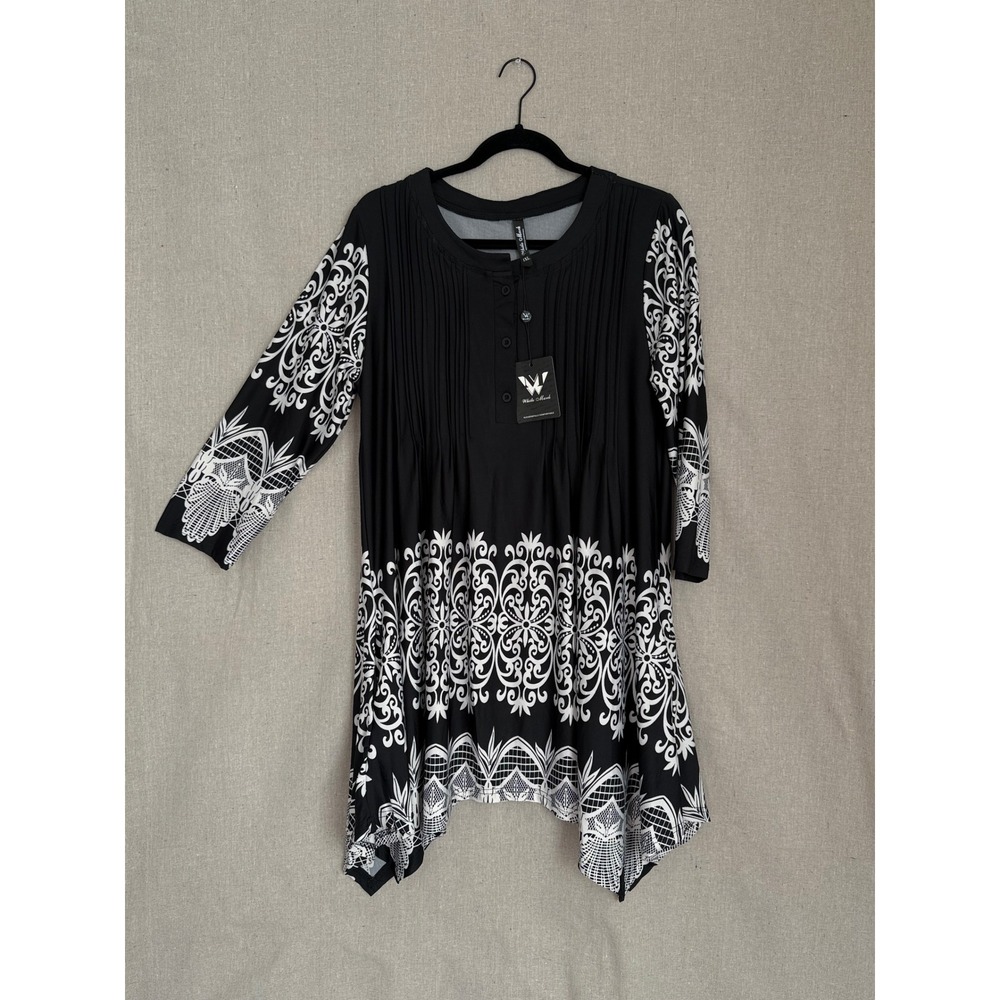 White Mark Womens 1XL Black White Damask Print Pintuck Sharkbite Henley Tunic